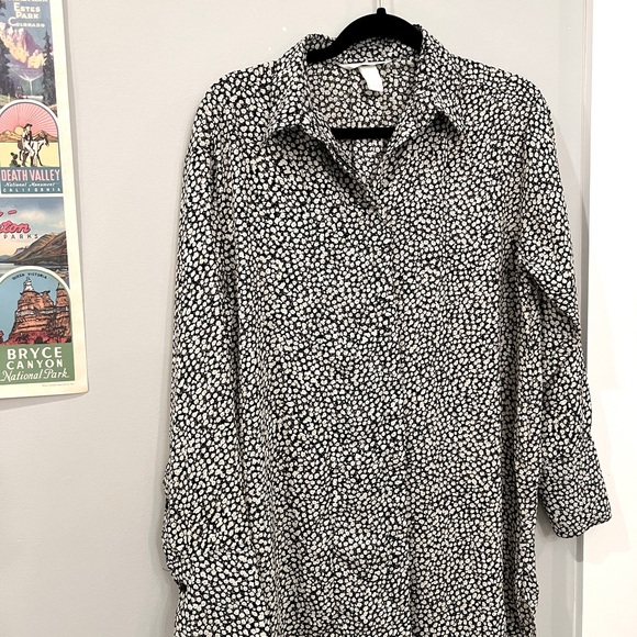 Floral Button-Up Blouse - Picture 2 of 5